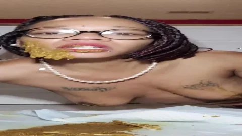 UniQueen21 – UniElla Smashing Face in Poop