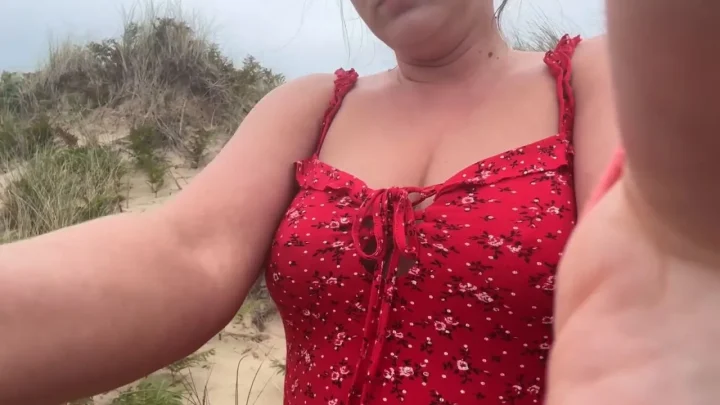 Hot summer Girl – Peeing on Public Beach