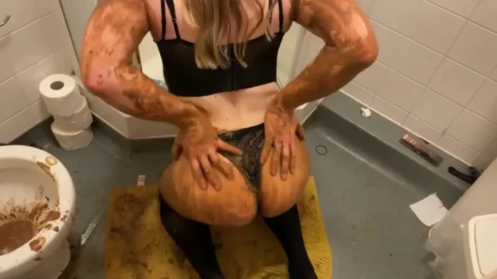 TS Maxxiescat – Teen Shemale Smearing 4 Days of Shit