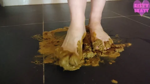Kitty Skatt – Shitty Feet Play I Love Getting All Dirty