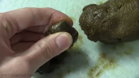 DirtyMaryan – Pooping and Showing Texture of My Shit