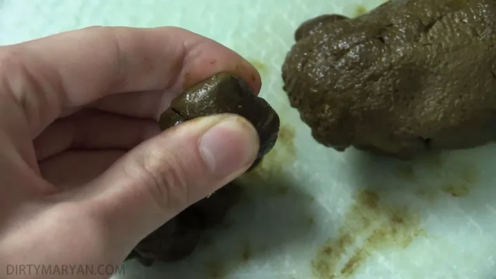 DirtyMaryan – Pooping and Showing Texture of My Shit