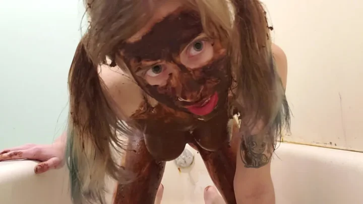 Blonde with blue tips relaxes in bathtub with mud mask