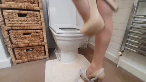 Zaramae 1 – Watch Me Take a Pee