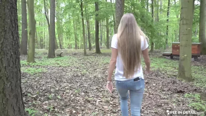 Peenidetail – Laura Srubarova – Forest Pee