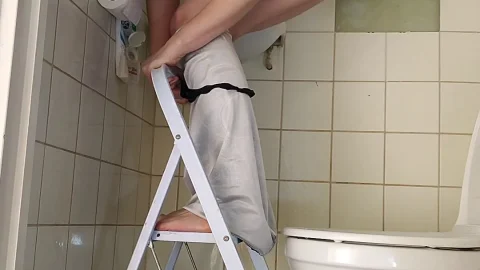 Kitty Skatt – High Splash Toilet Poop