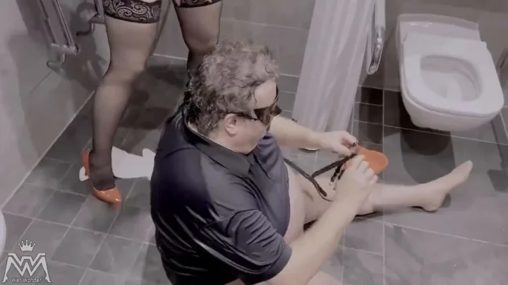 Wet-W – Dreifache Piss-Demutigung Unser Sklave als Toilette