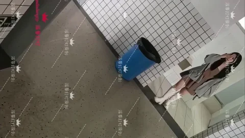 Master Pai Ge with flashlight