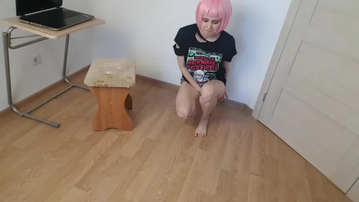 Xandra Black – Pee Locked in the Room