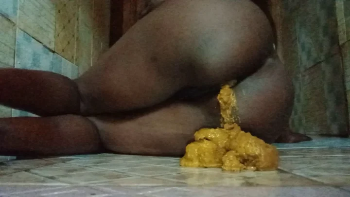 PrettyEbonies – Side Pooping and Smearing by Thick Black Milf