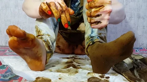 AnnaCoprofield – Dirty Jeans, Socks and Shoes Mud Play