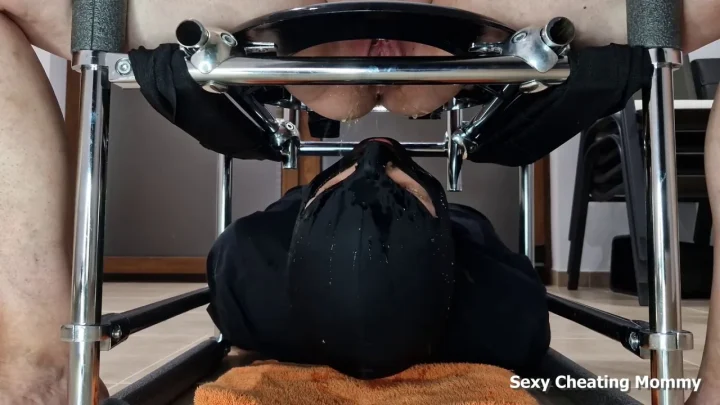 SexyCheatingMommy: Twice Morning Pissing in Slave’s Mouth
