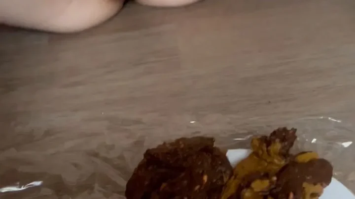 Dirty Kitty – Eliza Grant’s Bicolor Scat on the Plate