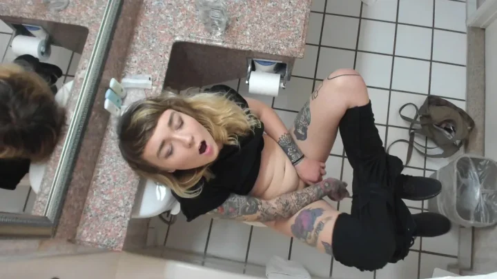 feliciafisher – hidden cam piss masturbate squirt cum