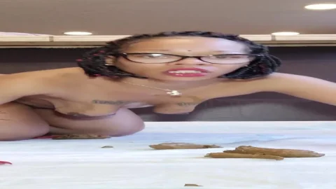 UniQueen21 – Uni Shits on Bed Then Gets Fucked