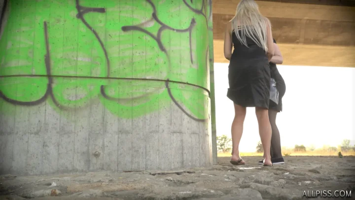 Girls Peeing Outdoor 2