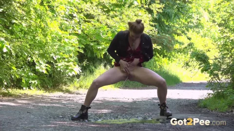 Chrissy Fox – Chrissy Rushes: Outdoor Public Urination