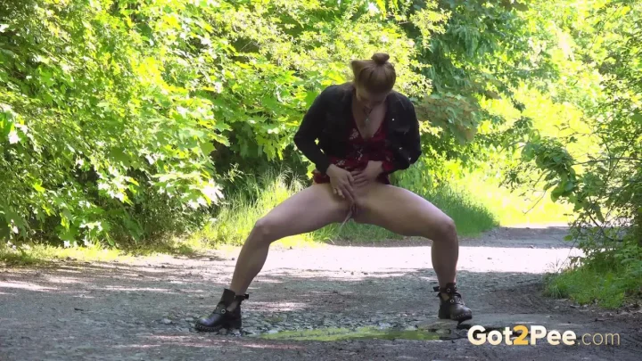 Chrissy Fox – Chrissy Rushes: Outdoor Public Urination