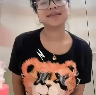 SofiaXXX – Pee Drinking In A Public Mall