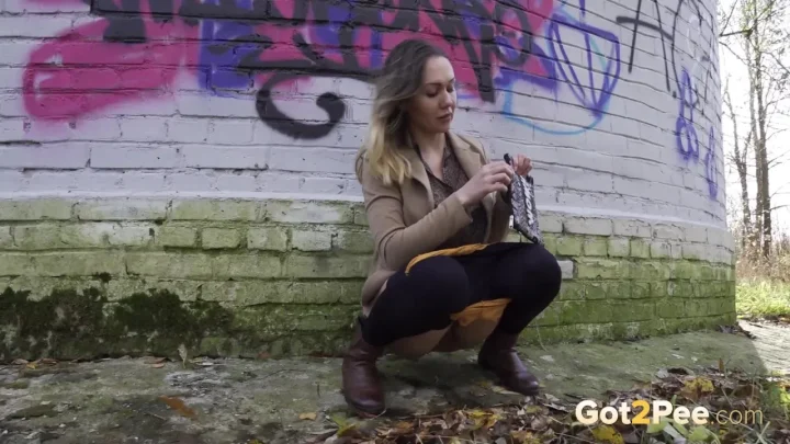 In The Nick Of Time – Blonde Outdoor Squatting Scene