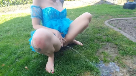 Even Brazzers Eliza Grant Urinates on Grass