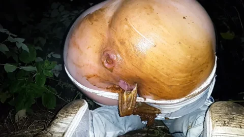 AnnaCoprofield – Quick Shit in Jeans at Night