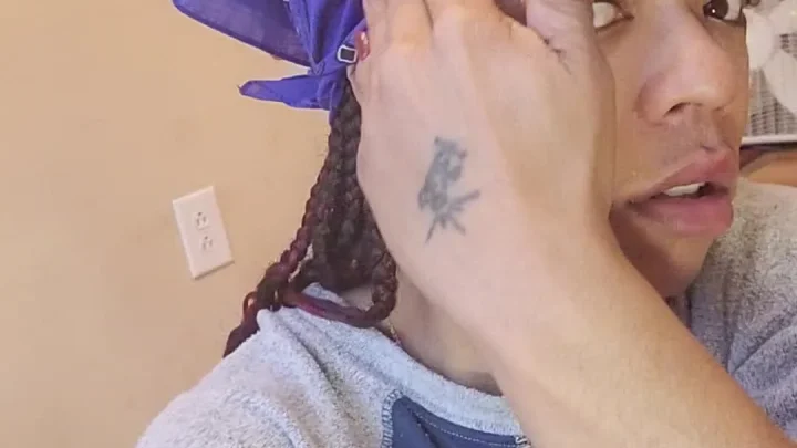 UniQueen21 – Uni Ella Smearing Shit on Headscarf