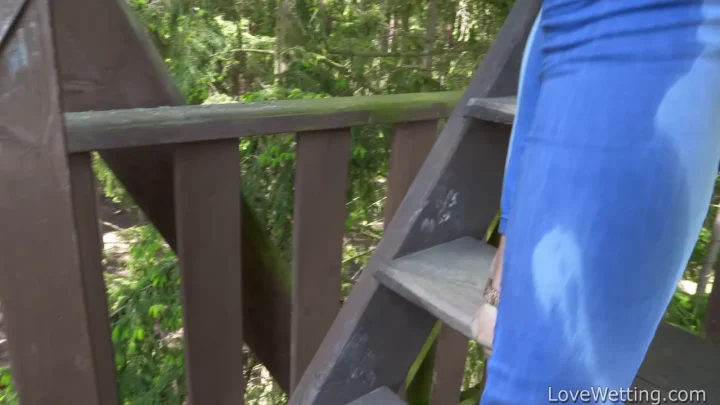 Izzy Delphine – Pee Public 4k