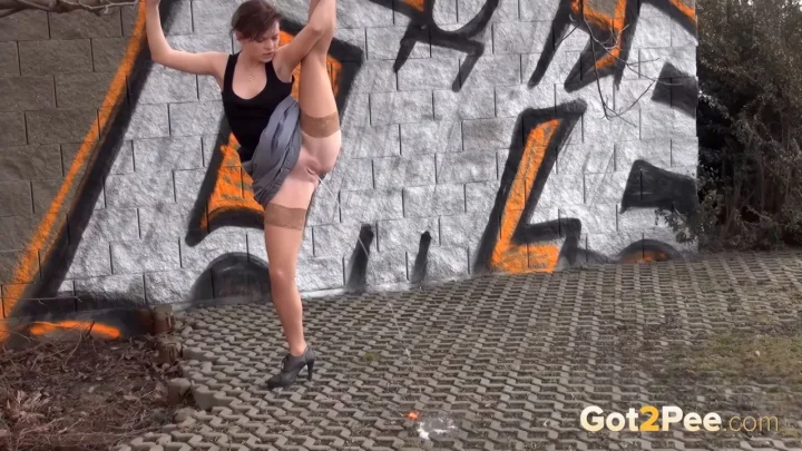 Hello There – Brunette Street Gals Do Extreme Splits