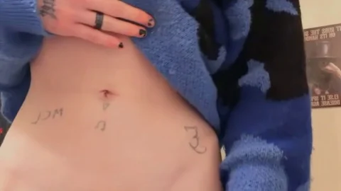 تجميع قوطية سمراء تبول | مقاطع قريبة وحميمة