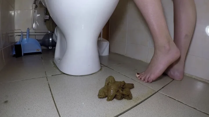 ElenaToilet – Elena Poops in the Toilet