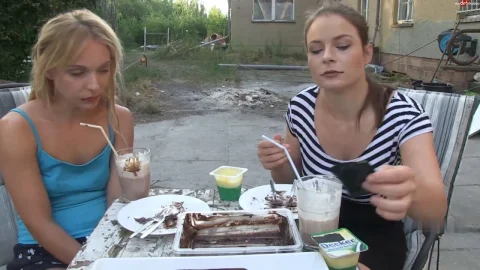 Tiny Loly – Eating challenge1