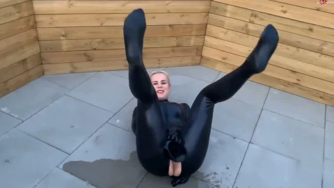 SteffiBlond – Latex Pool Besteigung – Natursekt Einlaufen