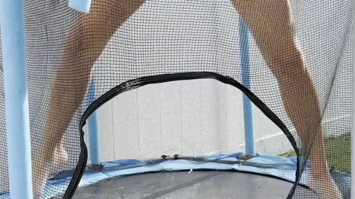 tiffstreatsxoxo – Pipi sur la trampoline
