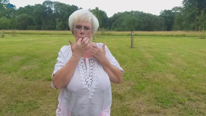 Pure Vicky: Oma Pisst Im Freien