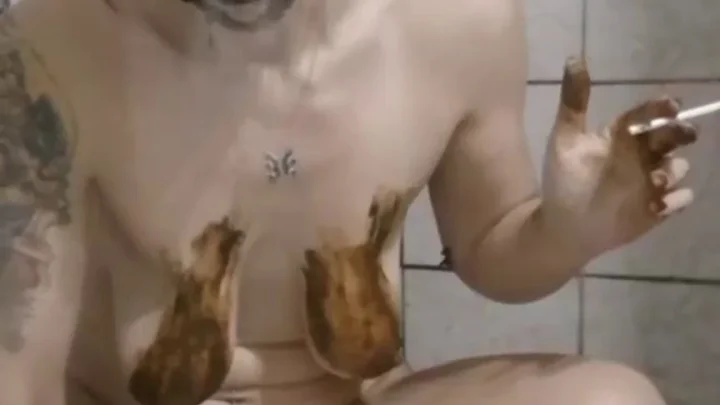 LiliXXXFetish – Pee, Fat Poo Squatting, Smearing & Brushing Teeth with