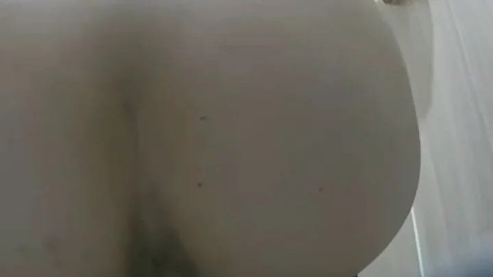 Baño de Rubia con Medias Negras y Batas Azul