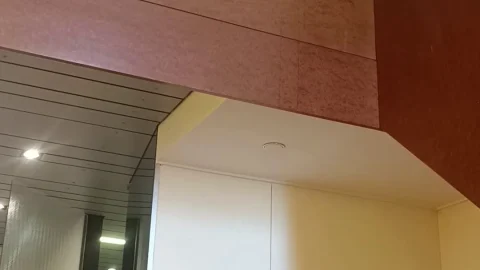تبولت من الطابق الثاني بدفق هائل