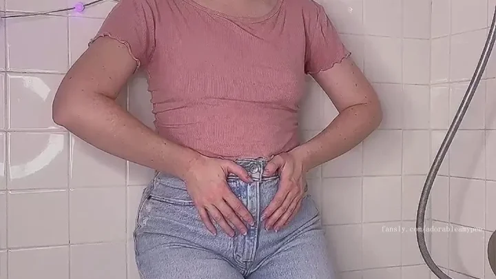 Blonde Flashing Kleine Titten Im Bad Mit Lila Licht