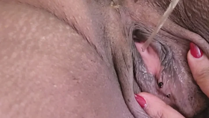 UniQueen21 – UniElla Pooping and Peeing