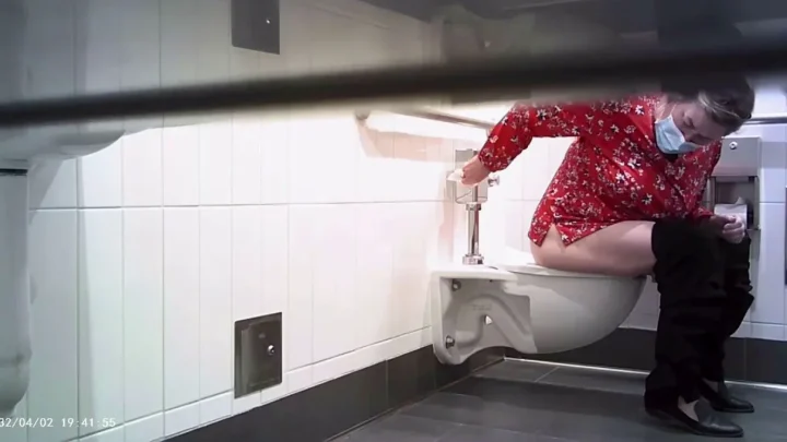 Hot Girls On Student Toilet 6